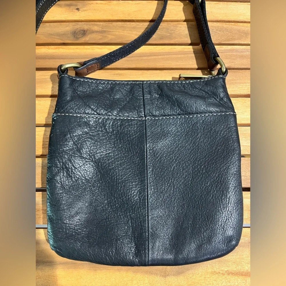 🖤FOSSIL leather crossbody bag black with brass hardware 🖤 - Picture 5 of 16